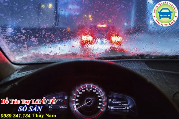 Kinh nghiệm lái xe khi trời mưa