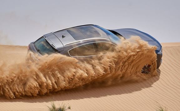 lái xe trên cát
